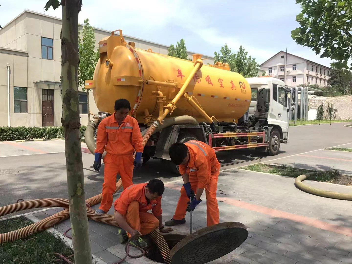 带岭管道疏通车停在窨井附近