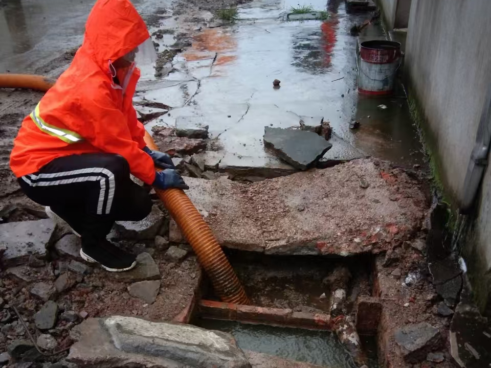 带岭专业清理污水池 炜誉市政以规范流程守护城市 “肠道”