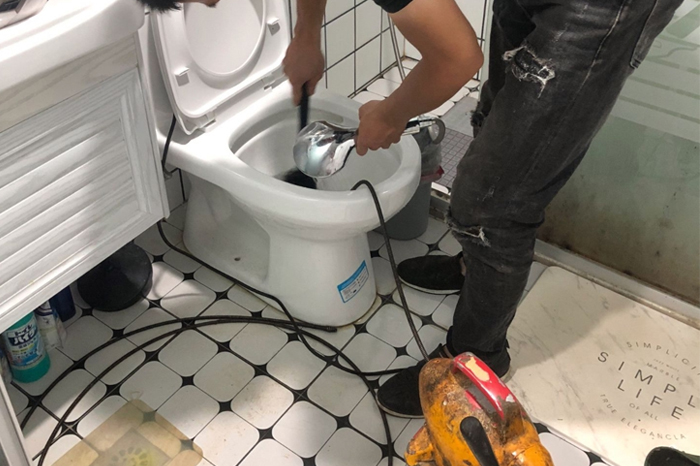 带岭马桶堵塞自己疏通还是找师傅?专业上门服务让你省时更省心